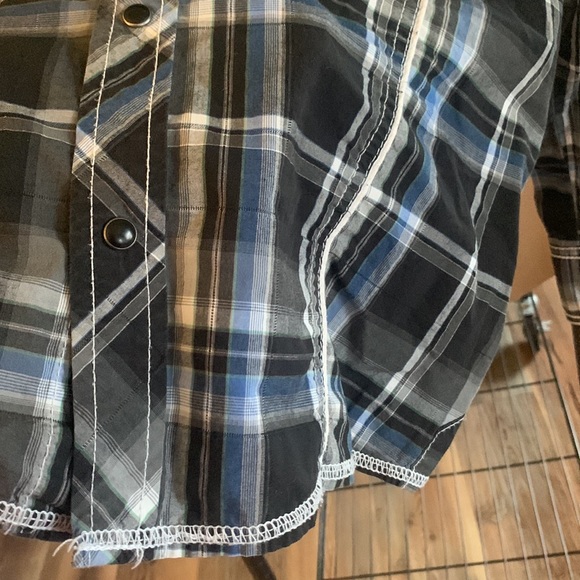BKE black blue and grey plaid snap closure button down size medium - Picture 5 of 9